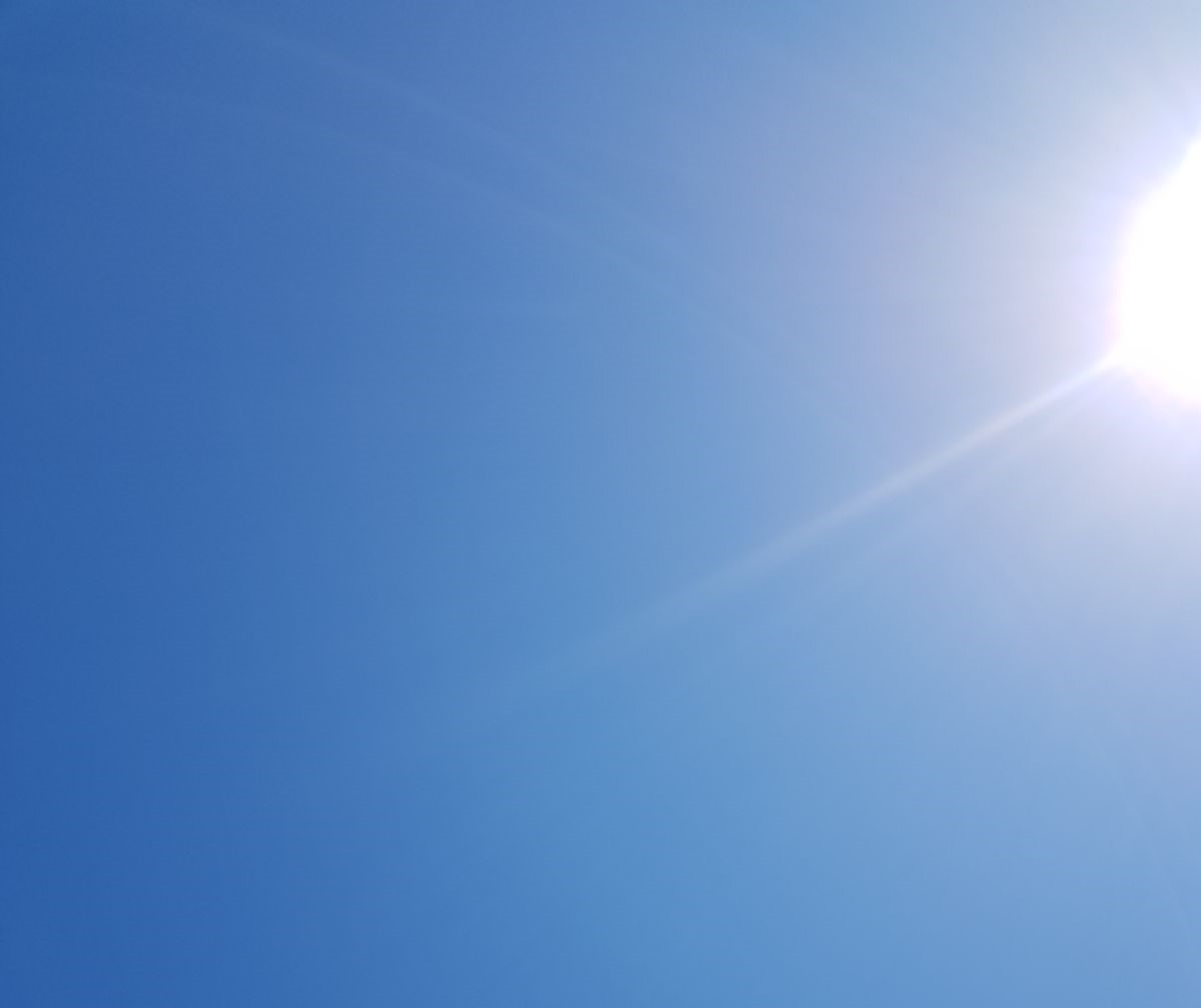 Vitamina D este o vitamina solubilă în grăsimi care este importantă pentru sănătatea oaselor, a sistemului imunitar și a funcției musculare. Se produce în organism atunci când pielea este expusă la lumina soarelui, dar poate fi obținută și din anumite alimente și suplimente alimentare